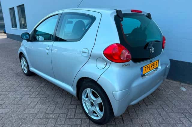 Toyota Aygo (2010) thumbnail 3