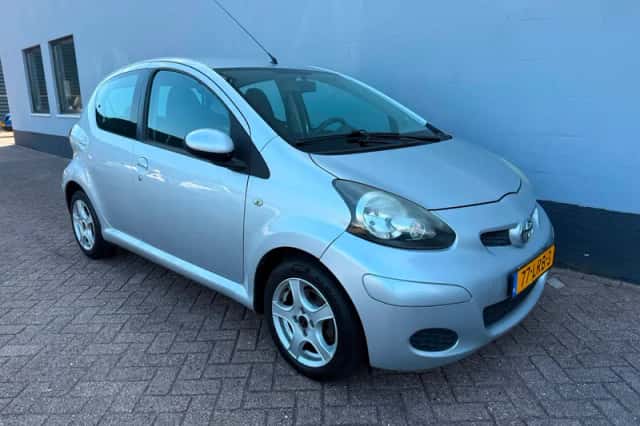 Toyota Aygo (2010) thumbnail 4