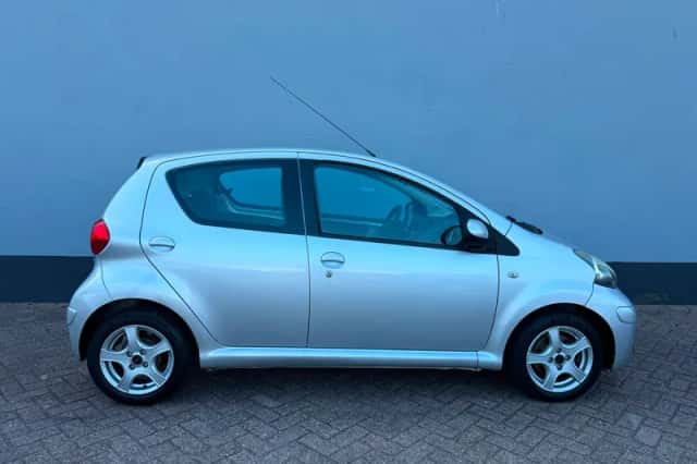 Toyota Aygo (2010) thumbnail 5
