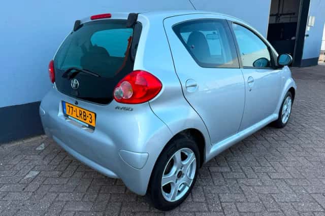 Toyota Aygo (2010) thumbnail 6