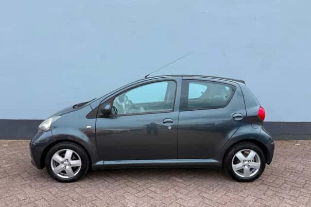 Toyota Aygo (2008) thumbnail 2