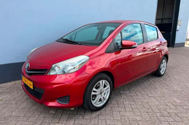 Toyota Yaris (2012) thumbnail 1