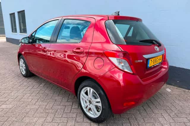 Toyota Yaris (2012) thumbnail 3