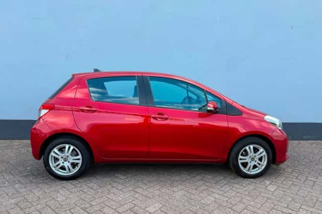 Toyota Yaris (2012) thumbnail 5