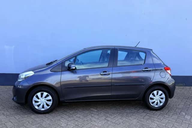 Toyota Yaris (2012) thumbnail 3