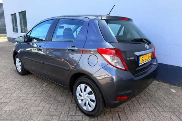 Toyota Yaris (2012) thumbnail 4