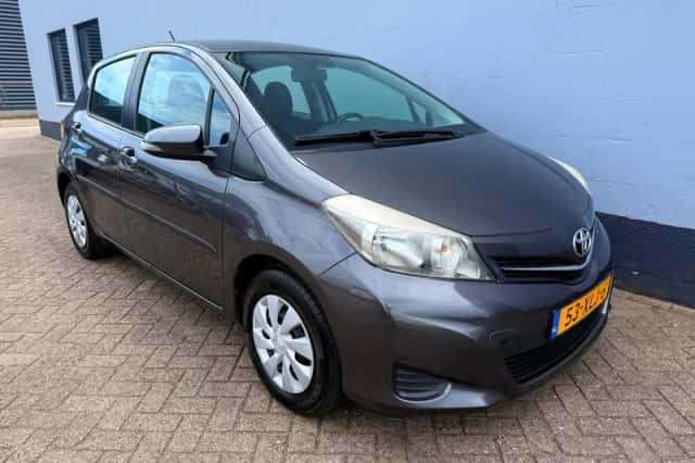Toyota Yaris (2012) thumbnail 5