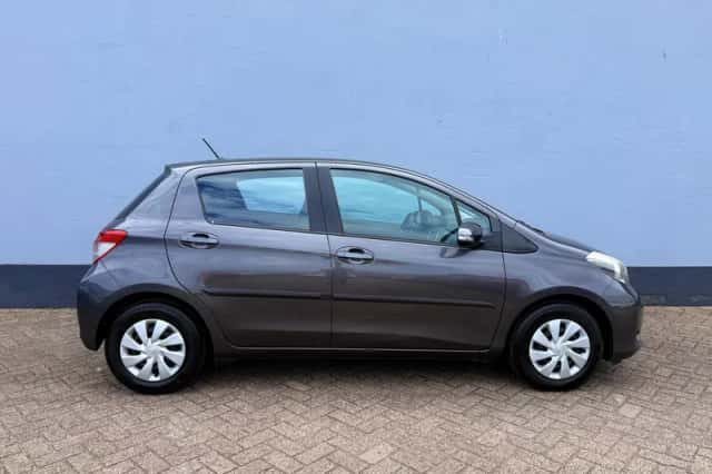 Toyota Yaris (2012) thumbnail 6