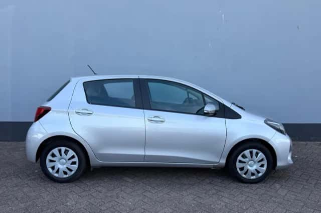 Toyota Yaris (2015) thumbnail 6