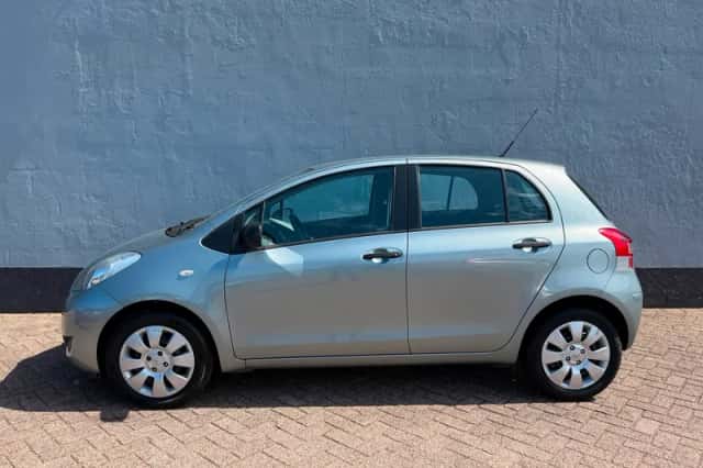 Toyota Yaris (2010) thumbnail 2