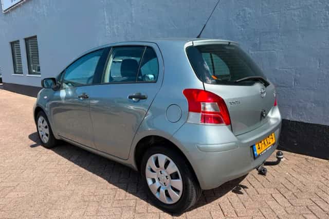 Toyota Yaris (2010) thumbnail 3