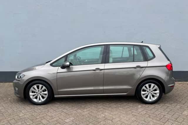 Volkswagen Golf (2015) thumbnail 2