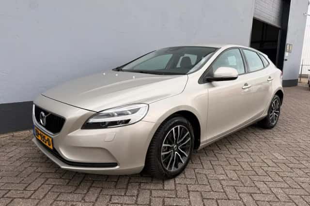 Volvo V40 (2016) thumbnail 2