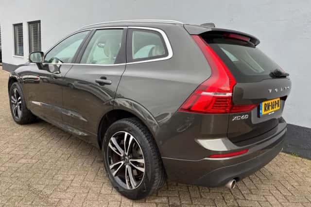 Volvo XC60 (2018) thumbnail 3