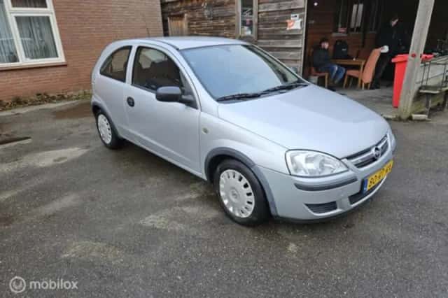 Opel Corsa (2005) thumbnail 3