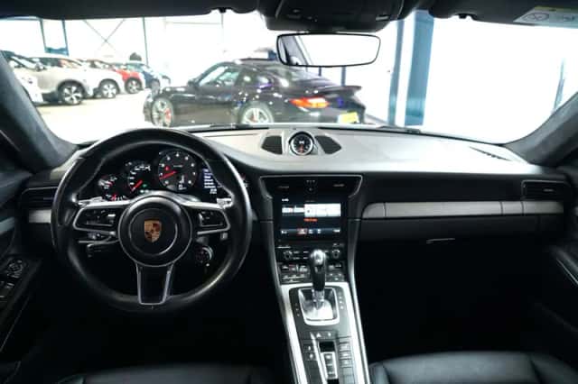 Porsche 911 (2017) thumbnail 2