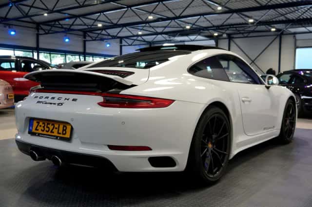 Porsche 911 (2017) thumbnail 5