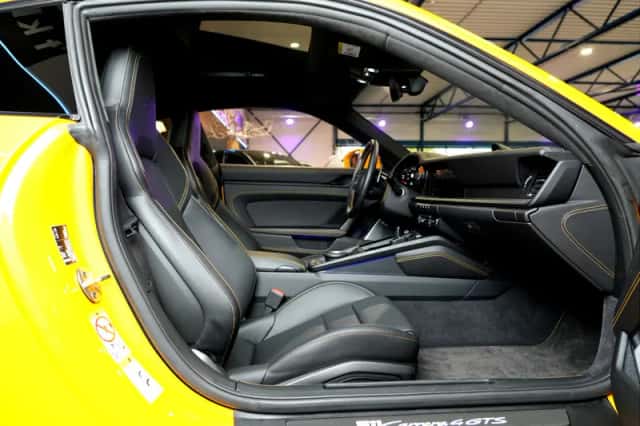 Porsche 911 (2023) thumbnail 2