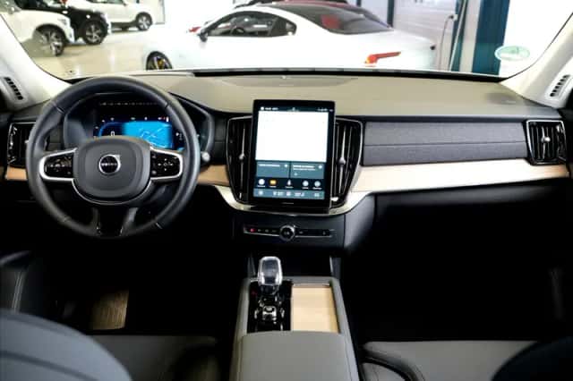 Volvo XC90 (2025) thumbnail 2