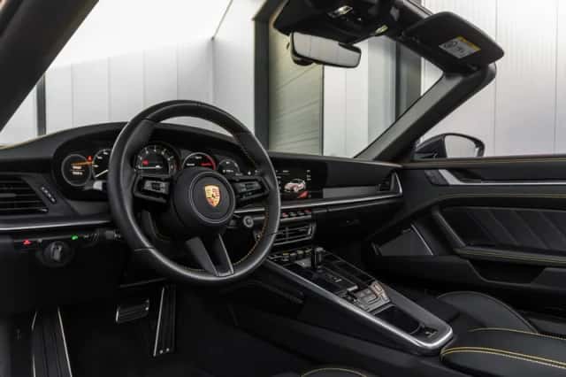 Porsche 911 (2022) thumbnail 2
