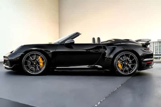 Porsche 911 (2022) thumbnail 3