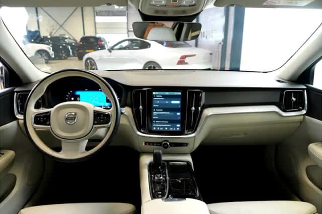 Volvo V60 (2022) thumbnail 3