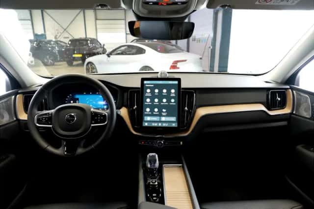 Volvo XC60 (2025) thumbnail 2