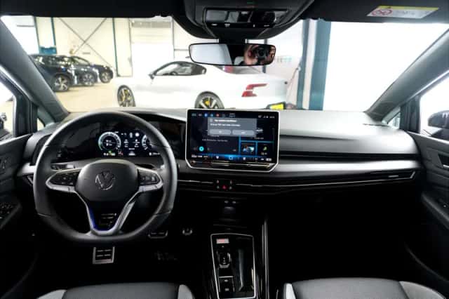 Volkswagen Golf (2026) thumbnail 2