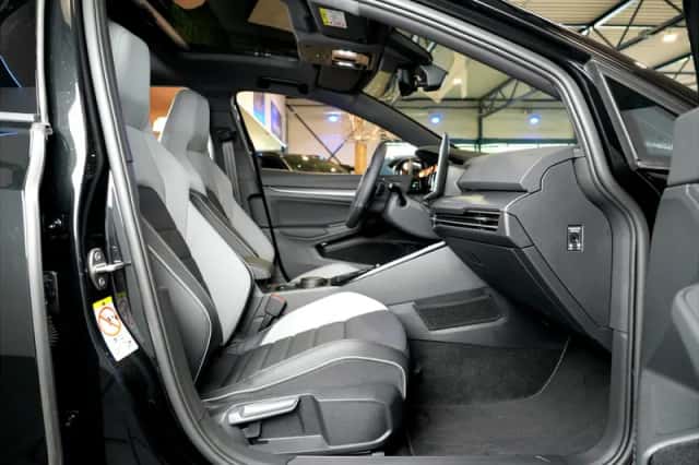 Volkswagen Golf (2026) thumbnail 4