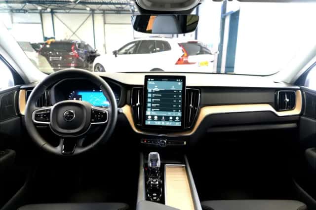 Volvo XC60 (2025) thumbnail 2