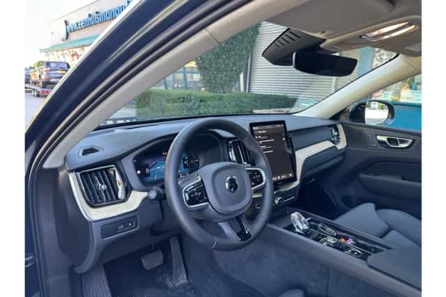 Volvo XC60 (2025) thumbnail 2