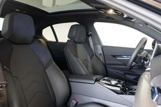 BMW i5 (2026) thumbnail 4