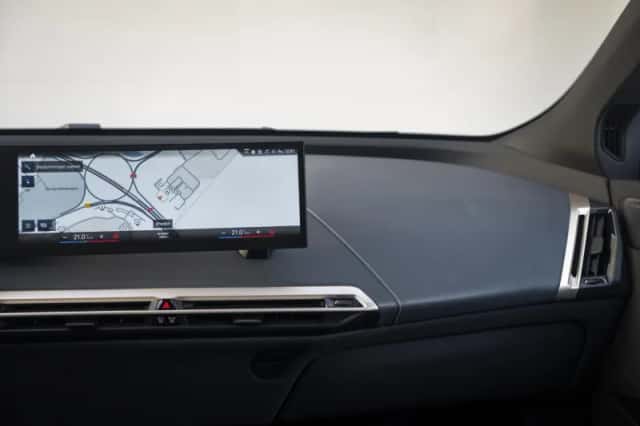 BMW iX (2023) thumbnail 11