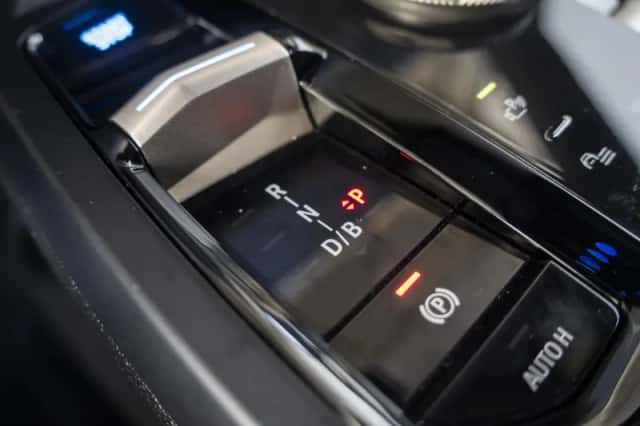 BMW iX (2023) thumbnail 12