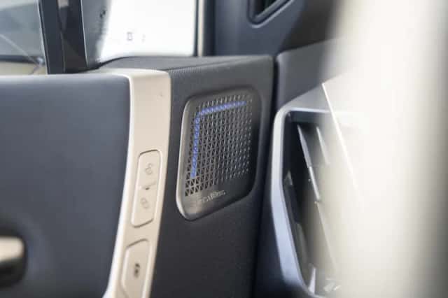 BMW iX (2023) thumbnail 40