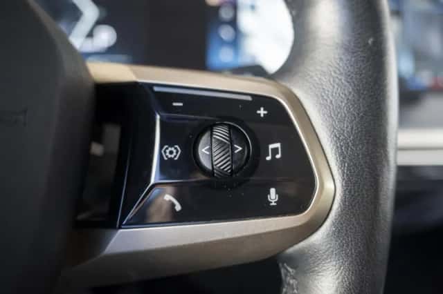 BMW iX (2023) thumbnail 46