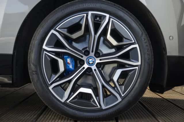 BMW iX (2023) thumbnail 6
