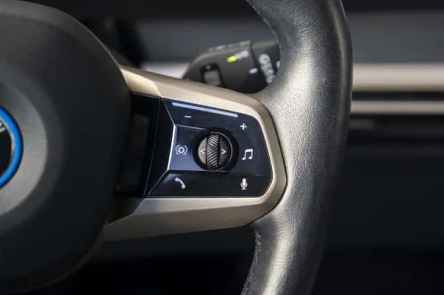 BMW iX (2023) thumbnail 60