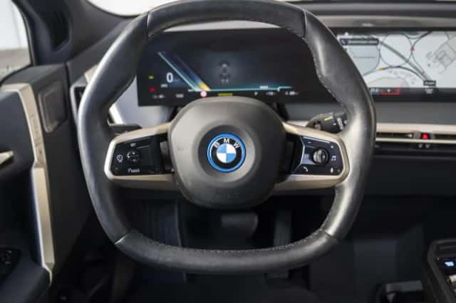 BMW iX (2023) thumbnail 7