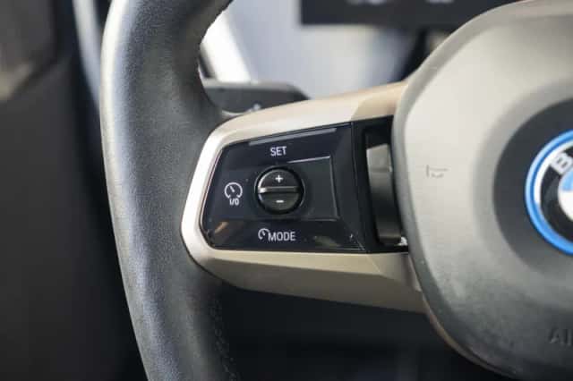BMW iX (2023) thumbnail 61