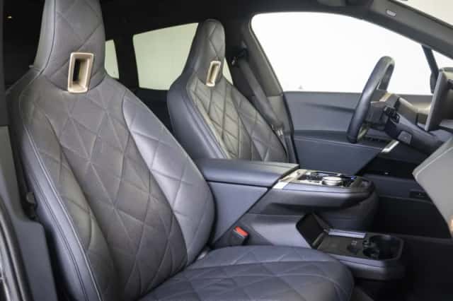 BMW iX (2023) thumbnail 8