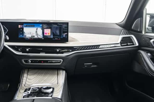 BMW X7 (2023) thumbnail 12