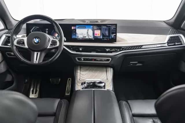 BMW X7 (2023) thumbnail 3