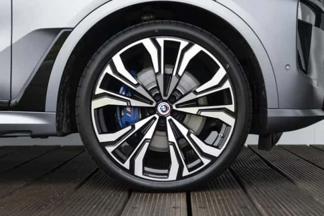 BMW X7 (2023) thumbnail 9