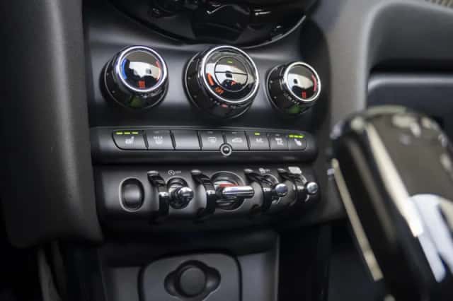 MINI Cabrio (2023) thumbnail 18