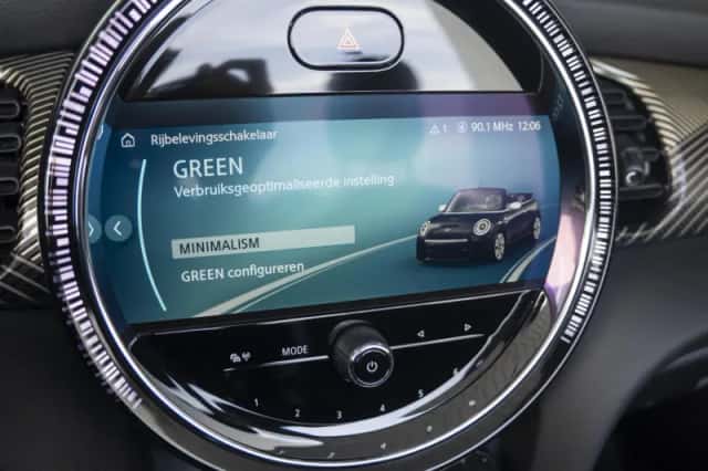 MINI Cabrio (2023) thumbnail 23