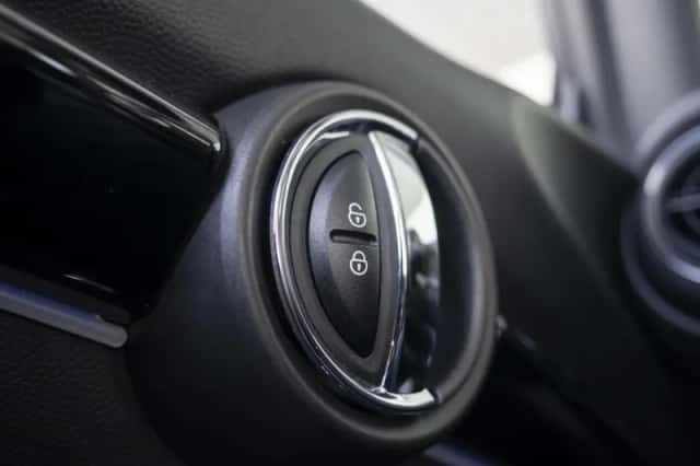 MINI Cabrio (2023) thumbnail 36