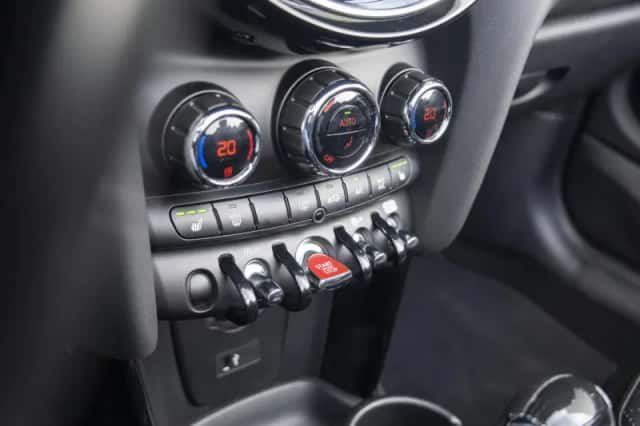 MINI Cabrio (2023) thumbnail 19