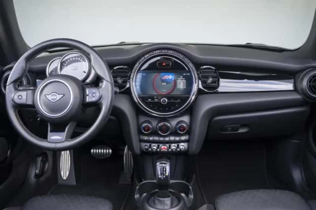 MINI Cabrio (2023) thumbnail 3