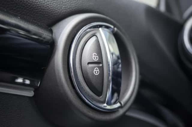 MINI Cabrio (2023) thumbnail 43